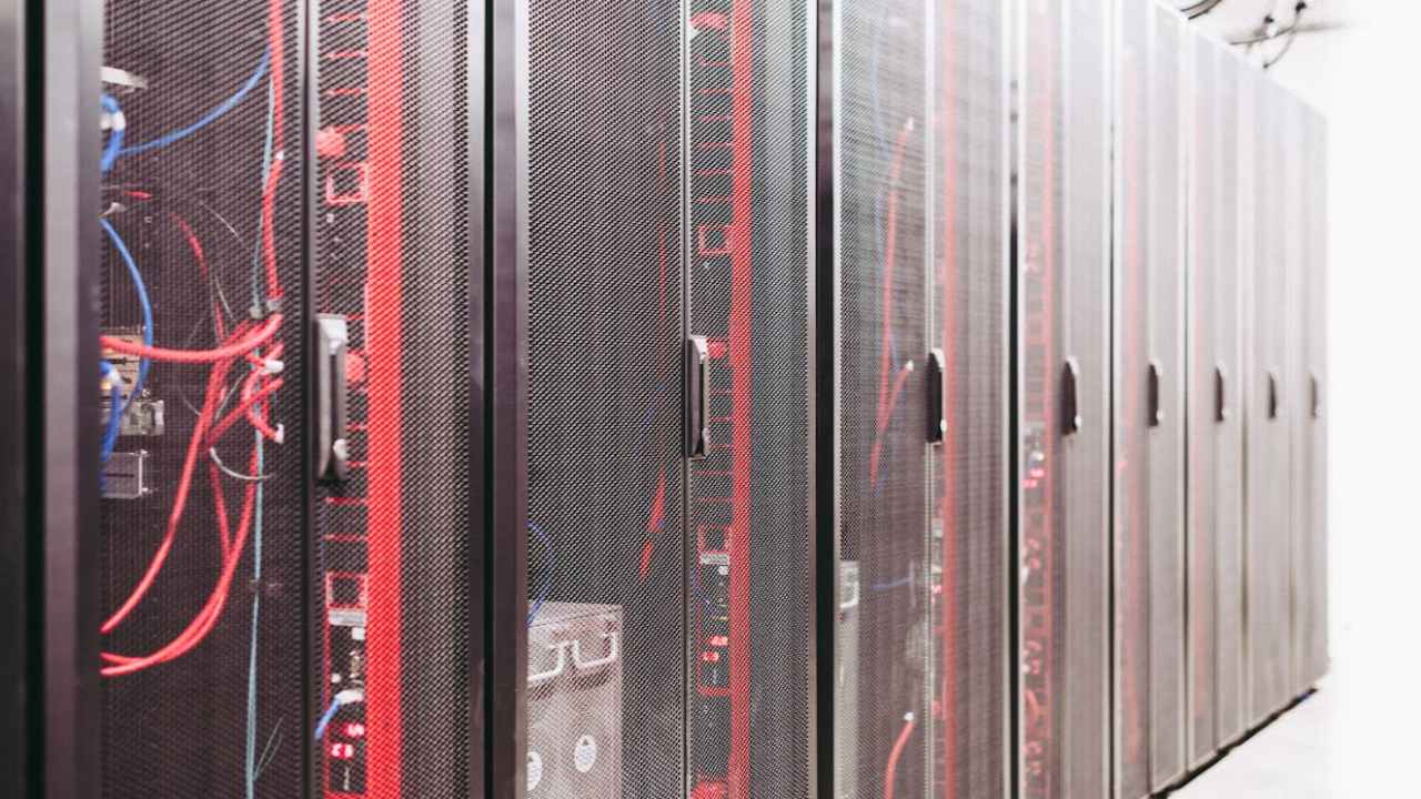 4 Pros and Cons of Managed Hosting With Your Own Data Center